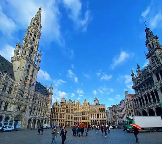 坐落在比利时首都市中心的布鲁塞尔大广场建于公元12世纪广场地面用