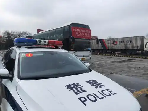 3辆警车带道护送48名务工人员顺利返岗