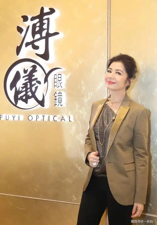 老牌港星钟楚红出席活动,穿礼服搭配百万珠宝,身材圆润状态真好