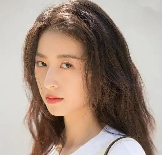 周雨彤,1994年9月21日出生于安徽省淮南市  ,中国内地女演员,毕业于