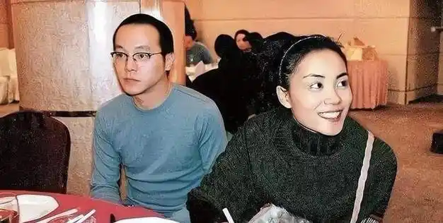 55岁窦唯罕见露面,秃顶颓废无人能认,王菲当年却愿意为他倒尿盆