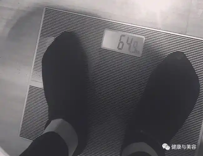 她曾经在晒了自己的体重,秤不会说谎,竟然达到了64.9kg.
