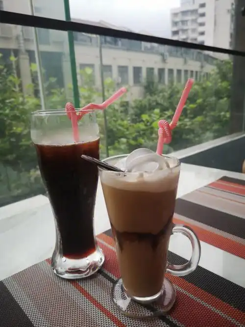 今天第一次买了冰糕,怕化,就去了楼上买个咖啡,坐坐吃吃.