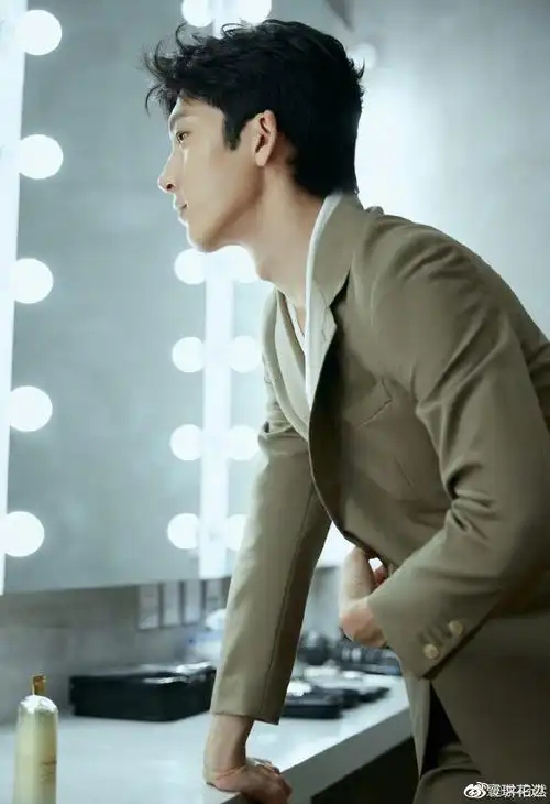 满屏荷尔蒙的喉结杀!盘点8位拥有「性感喉结」的男艺人