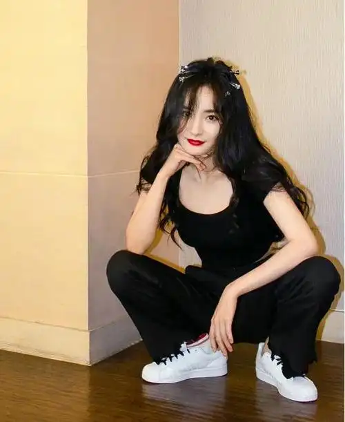 杨幂"蛤蟆蹲"要火了!轻松诠释m字腿,体重过百的人都做不到