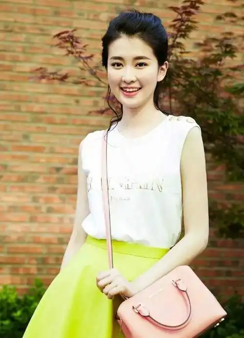 后来报考中戏,乔欣以专业第一名的成绩被录取,班主任是刘天池.