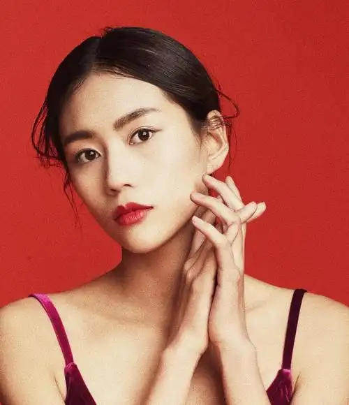 张艺谋眼光毒辣新谋女郎飞凡气质独特长相美艳与倪妮撞型