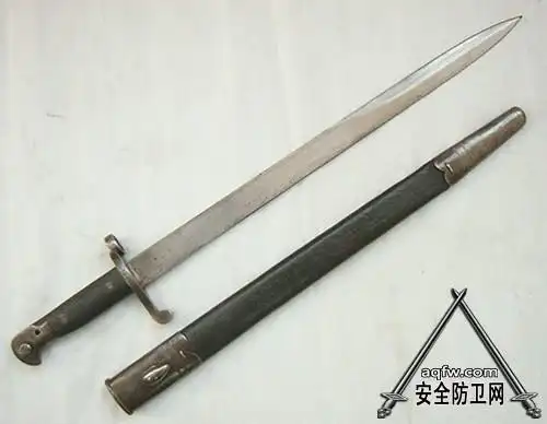 最初的套筒式刺刀外形一般比较简单,有的只是一条带尖的金属棍,基本上