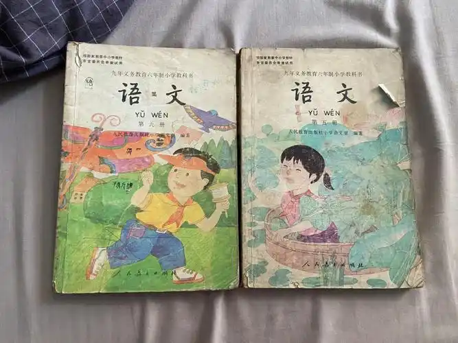 即使是小学语文课本,最近网络上80 90年代的教科书被炒火了,全新的一