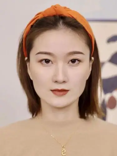 方形脸适合什么发型(方脸适合什么发型,妆容,配饰?