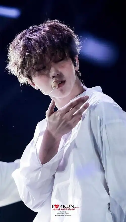 蔡徐坤的"百变"白衬衫