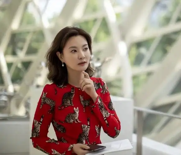 央视主持刘芳菲:一段爱情让她事业被毁,45岁仍孤身一人不敢再爱