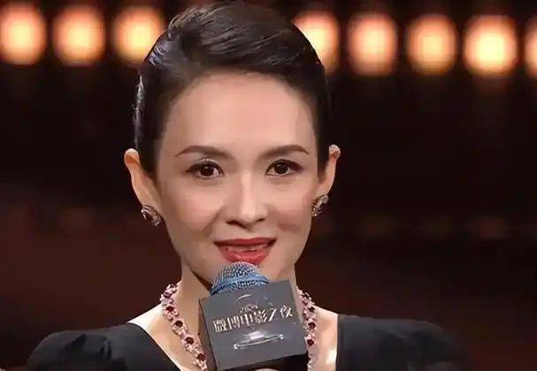 章子怡哽咽感谢张艺谋,张艺谋鞠躬回应!章子怡变柔软了,她老了