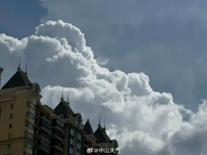 晚班小编来接班啦!今天的云朵可真梦幻啊,像在童话中一样