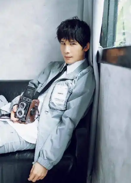 36岁大张伟低调走机场,穿印花t恤搭配锁链衬衫,顺毛发型有点乖_男人