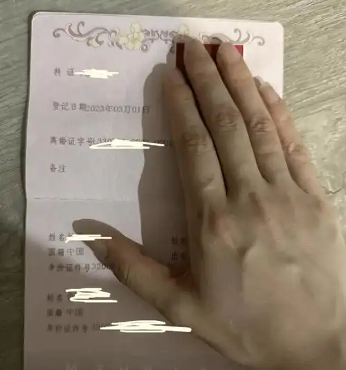 网红乔妹嘴哥感情受质疑,网传她跟前夫已复合,助理晒离婚证澄清_乔妹