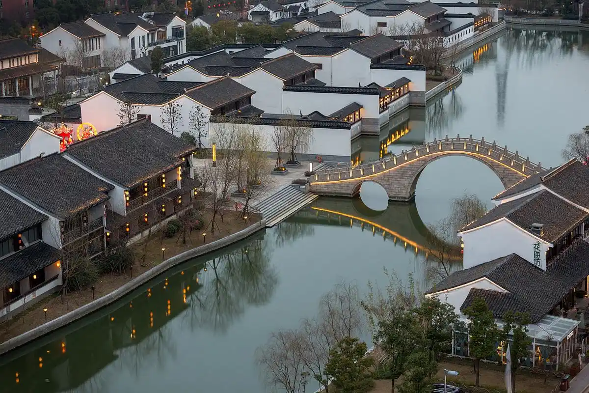 枣庄周边有许多令人心动的景点,包括岩马湖,上善公园,微山湖古镇,仙人