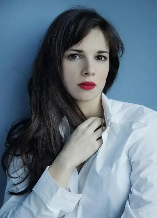 希腊女星叶夫根尼亚,气质优雅,比金发女郎养眼