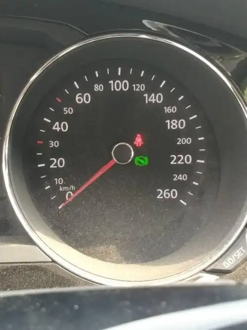 这绿色刹车制动正常吗?不踩刹车,灯亮,踩刹车,灯不亮.