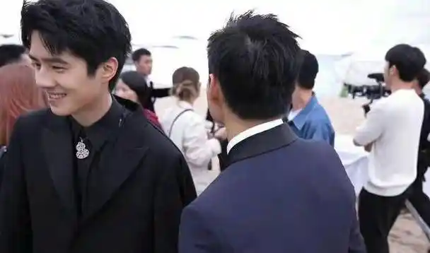 31岁周冬雨歪头偷看25岁刘昊然,网友直呼:画面有点甜_互动_恋情_银色