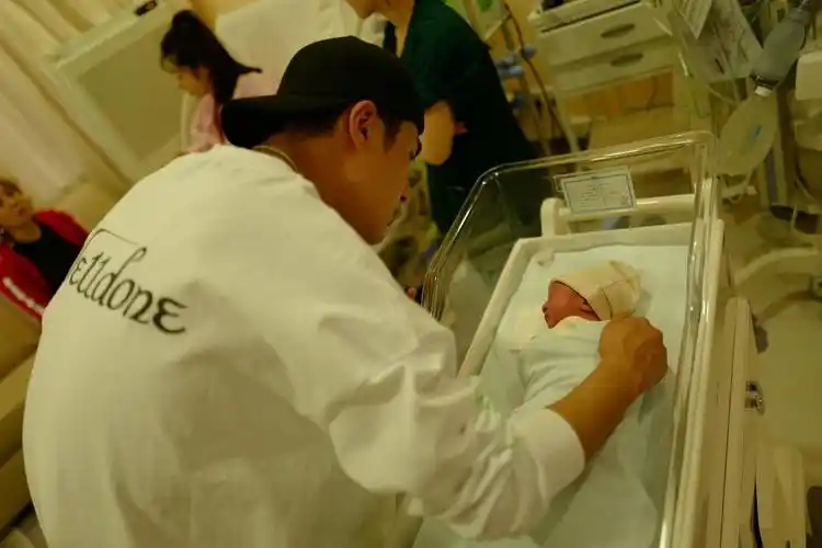 姜潮麦迪娜一家三口合照首曝光宝宝继承优秀基因