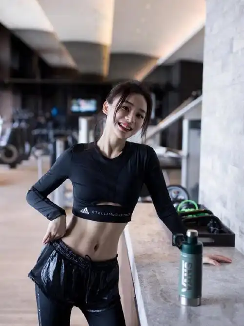 佟丽娅在机场突然咳嗽,赶紧避开人群有素质,杨幂捧脸比耶似少女