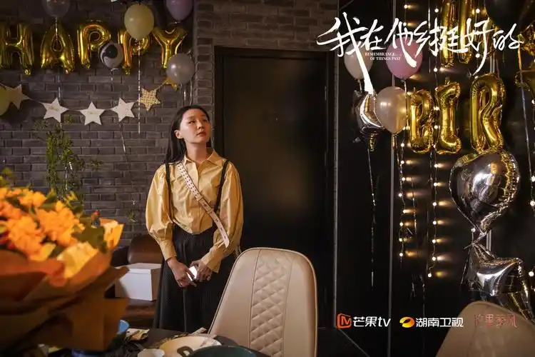 胡晶晶(金靖 饰)被伙伴感动