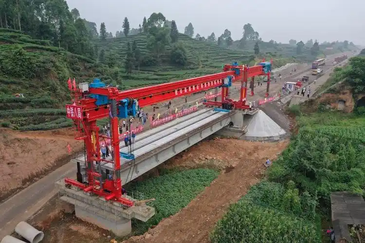 标志着成昆铁路扩能改造工程(以下简称"成昆复线")峨眉至冕宁段首片t