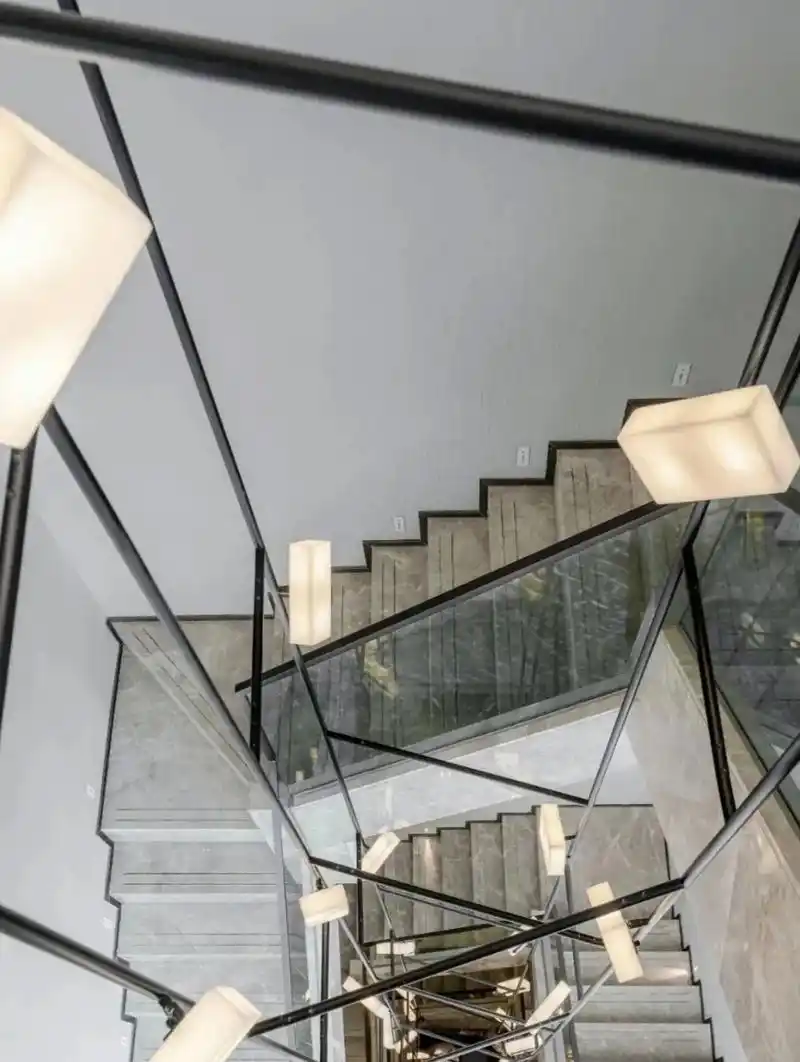 灰色大理石楼梯.