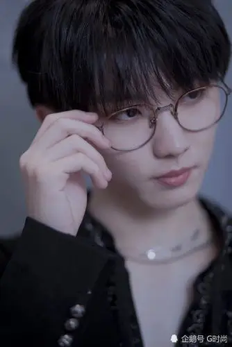 马嘉祺一身黑衣装酷范儿十足佩戴眼镜增添斯文气质