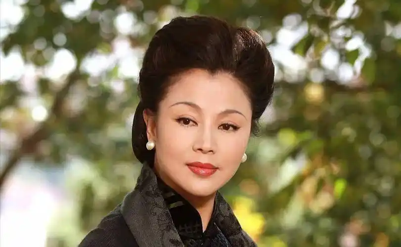 她是中国还具贵族气质的女演员,却屡遭前夫家暴,如今