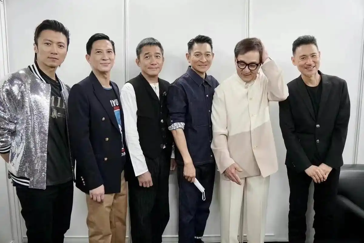 成龙,刘德华,张学友等合照,这是什么世纪大合影呀?牛90