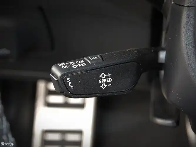 在转向灯控制杆下方是定速巡航控制杆.
