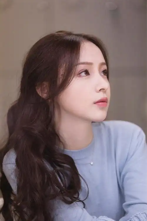 超越吧英雄中的王靖雯也是陈赫旗下艺人颜值不比哈妮克孜差