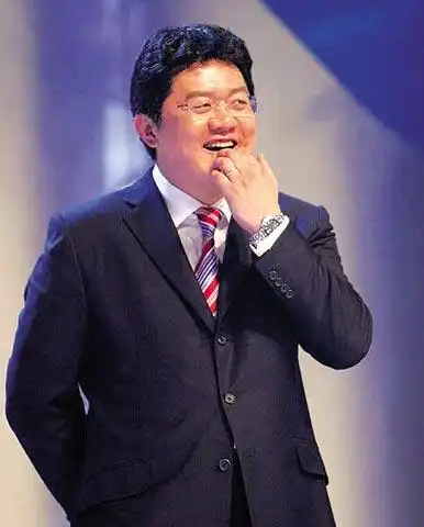 张斌戴着钻戒高调复出 重新亮相保持幽默风格(图)|足球讨论区 - 天下