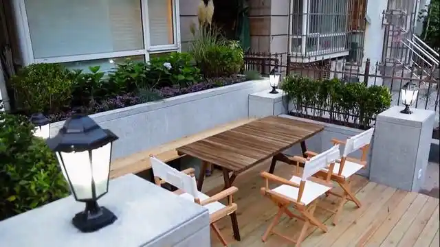 客厅直通小院的门是特别定制的,完全打开后是折叠的,不会占用在多的