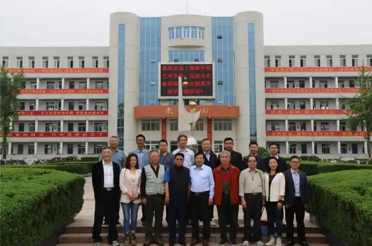 上海教育和艺术专家,民进企业家赴安徽省六安市新安中学开展奖学助学