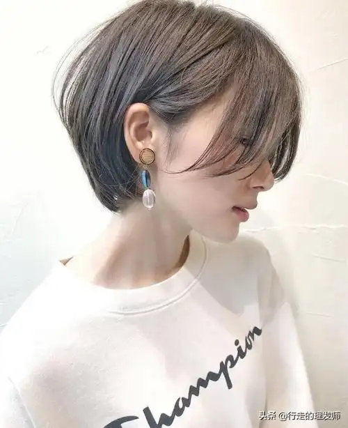 撩耳短发▲以上这三款漏耳短发不太挑脸型:偏窄长脸,圆脸,鹅蛋脸,偏方