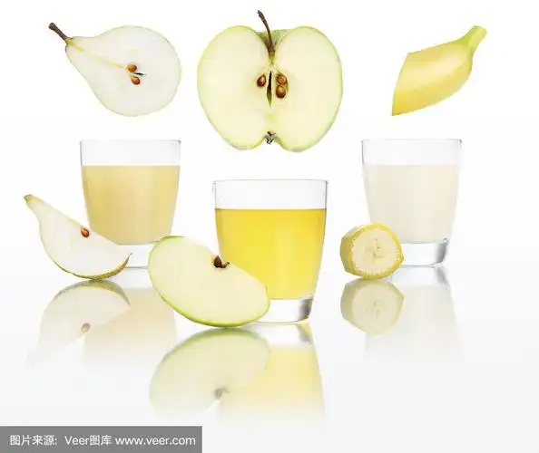 苹果,香蕉,梨,果汁在玻璃上隔离白色.健康食品和天然营养的饮食理念