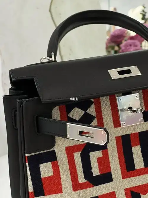 爱马仕的收藏款,黑色字母帆布