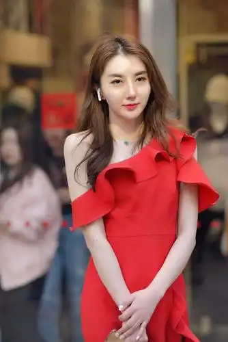 女孩五官精致,皮肤白皙,美丽女人又时尚吸睛.