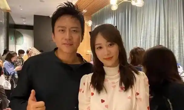 李晨合照没位置西装裤太紧又蹲不下去邓超暖心让位