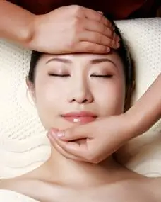 p>面部按摩指在整个面部涂 a target="_blank" href="/item/上