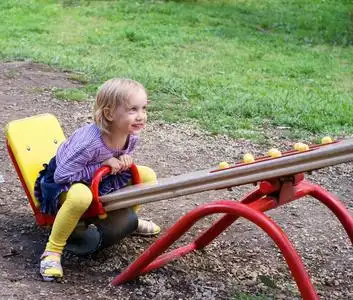 坐跷跷板图片