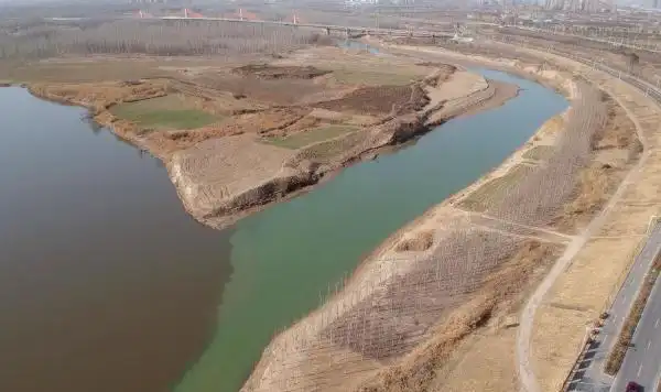 航拍泾河与渭河交汇处一清一浊泾渭分明