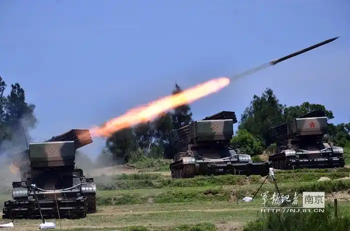 南京军区炮兵部队多型火炮轮番开火射击(图)