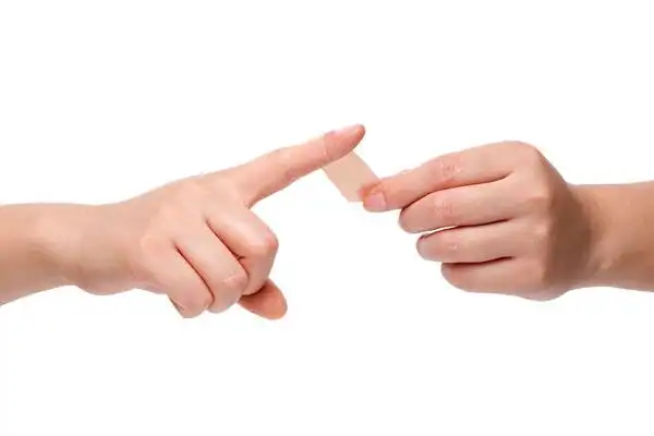 给手指贴创可贴