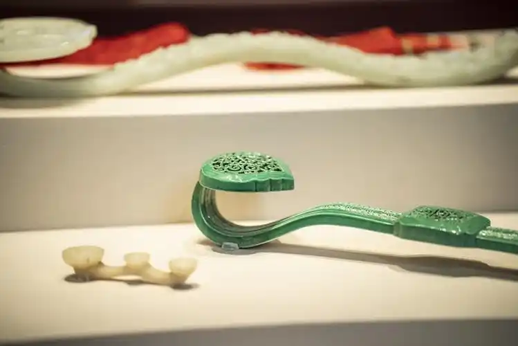 绿釉瓷如意 清 厦门市博物馆藏.jpg