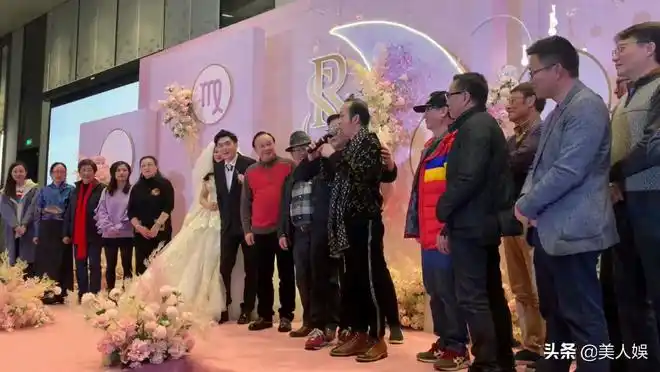 《七十二家房客》其他的主演们都出席了发仔容晖的婚宴,唯独阿香却