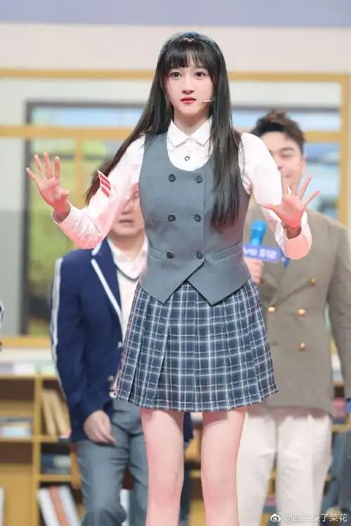 校服真的好适合关晓彤啊呜呜呜
